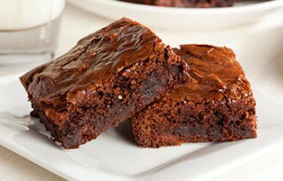 Dos brownies sobre un plato blanco, una de las recetas con chocolate más famosas