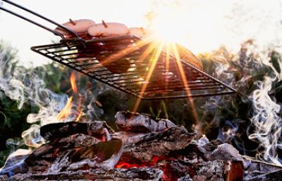 Salchichas cocinadas a la leña