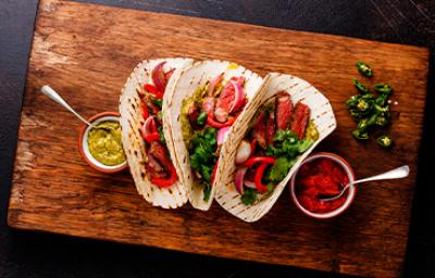 Tacos mexicanos con salsas para compartir Tacos mexicanos con salsas para compartir