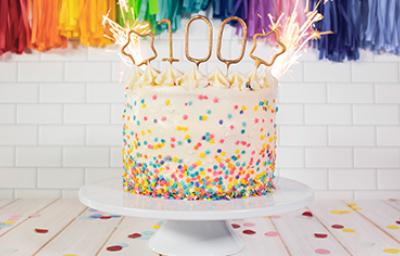 Torta de cumpleaños con chispas de colores y vela