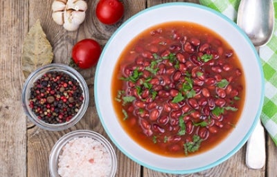 Plato con frijoles fréjoles, uno de los alimentos enlatados más comunes