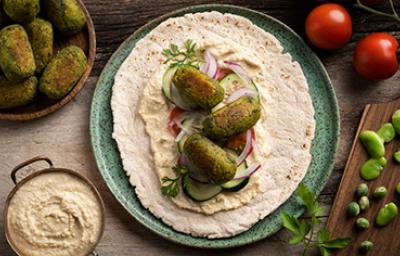 Falafel con verduras, tahini y pan pita, una comida libanesa tradicional