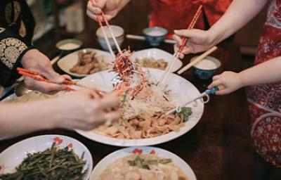 Una parte de la comida típica de China es para compartir Una familia compartiendo una comida típica de China
