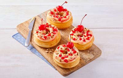Donas decoradas con cerezas frescas