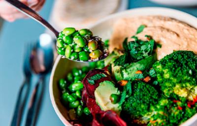 Bowl vegetarino con hummus, edamames y brócoli
