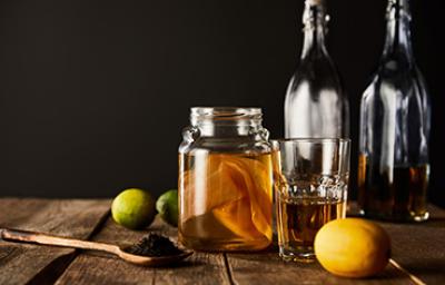 Frutas cítricas, botellas y vasos con kombucha