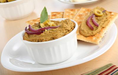 Paté de pollo, servido con galletas para untar