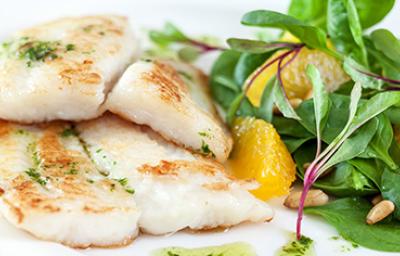 Pescado preparado en freidora de aire con una ensalada de hojas verdes