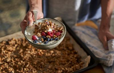 Plato con yogurt, frutas y granola 