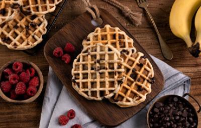 Waffles preparados con una receta que incluye chocolates y frutas Waffles preparados con una receta que incluye chocolates y frutas