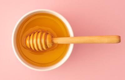 Recipiente con miel de abejas