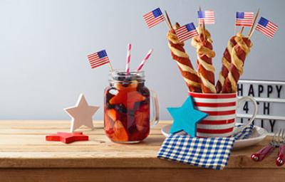 Salchichas y bebida con banderas comida típica de Estados Unidos