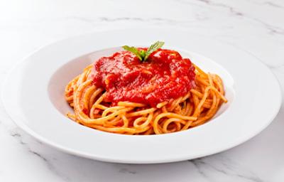 Espagueti con salsa pomodoro, servido en un plato blanco