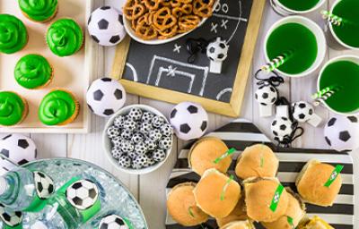 Mesa con snacks fáciles para ver fútbol