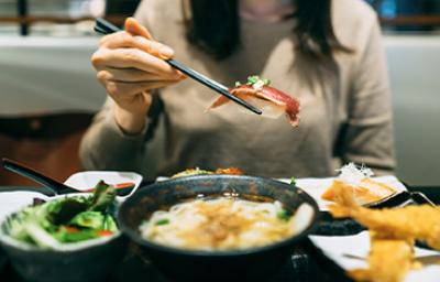 El éxito de la comida japonesa promueve el turismo gastronómico Mujer comiendo en Japón, un gran destino del turismo gastronómico