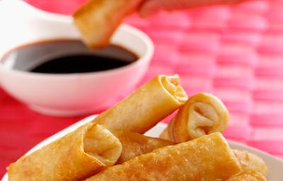 Rollos primavera hechos con papel de harina Plato con rollos primavera doraditos y crujientes