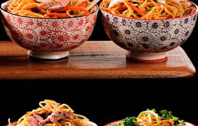 Cuatro bows de yakisoba preparados de diferentes manera Cuatro bows de yakisoba preparados de diferentes manera