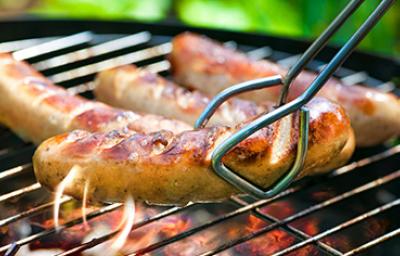Asador de carbón con salchichas