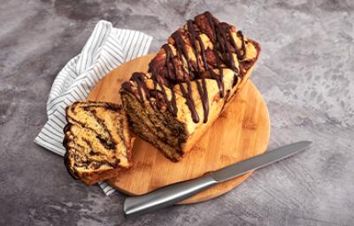Babka de chocolate entero y rebanada Babka de chocolate entero y rebanada