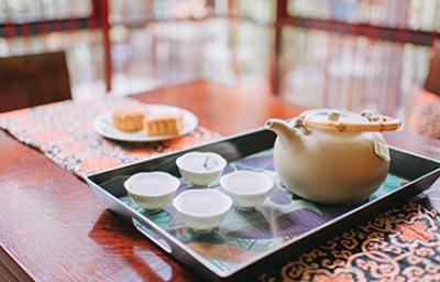 Juego de té con pastelitos 