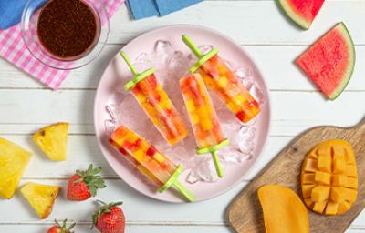 Paletas de hielo con trozos de fruta