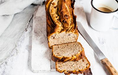 Pan brioche tajado con café