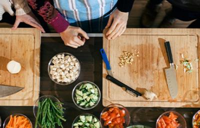 Persona que aprende a cocinar