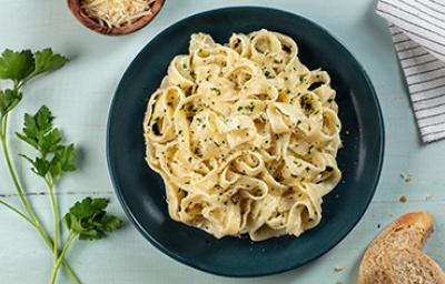 Plato de fetuccini con salsa Alfredo 