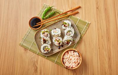 Rollo de tipos de sushi con salsa soya 