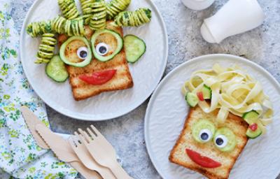 Sándwich decorado con pasta y verdura, comida para fiesta infantil 