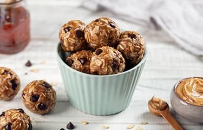 Bolitas energéticas de maní, receta de postres con proteína