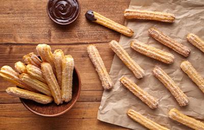 Churros con azúcar y chocolate, postre en freidora de aire