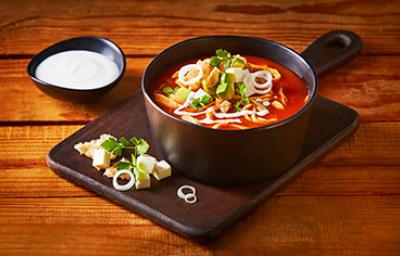Consome con aguacate, tomate y cebolla en olla multifuncional