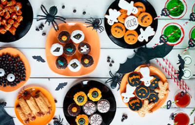 Mesa con comidas y bebidas de Halloween