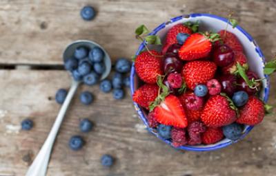 Tazón con variedad de frutos rojos Tazón con variedad de frutos rojos