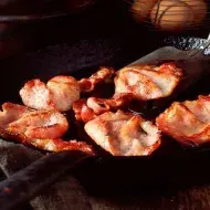 Tocineta siendo cocinada en una sartén. 