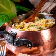 Olla con sopa y cuchara de palo