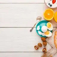 Desayuno continental con fruta, huevo y pan