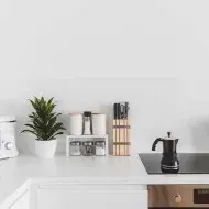 Una cocina con una estufa de vitrocerámica limpia