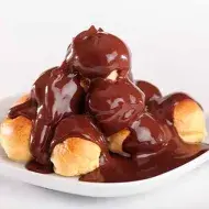 Profiteroles con salsa casera de chocolate