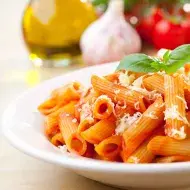 Una pasta con queso parmesano para una cena romántica.