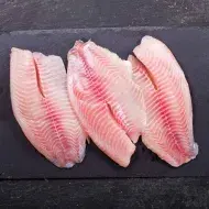 Filetes cortados y preparados para cocinar un pescado