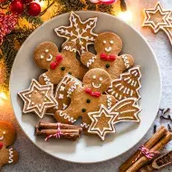 Galletas navideñas en formas de estrellas, árboles y muñecos.