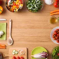Varios ingredientes para armar una ensalada balanceada