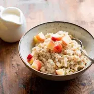 Avena con manzana, un desayuno balanceado