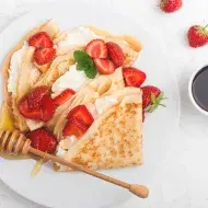 Desayuno crepe con fresas y miel