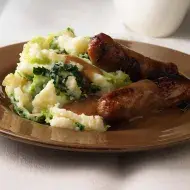 Salchichas caseras, acompañadas de papas.