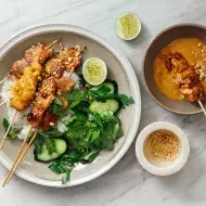 Pollo con sus guarniciones: salsa thai, arroz blanco y verduras.
