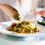 Una pasta italiana acompañada de verduras.