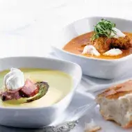 Dos tipos de sopas, acompañadas de pan.